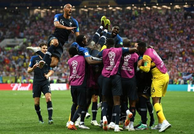 9you娱乐-里昂球迷集体抗议裁判判罚,赛后掀风波的简单介绍