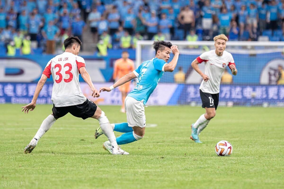 青岛火热对抗大连人,双方攻守对拼的简单介绍 青岛火热对抗大连人,双方攻守对拼的简单介绍