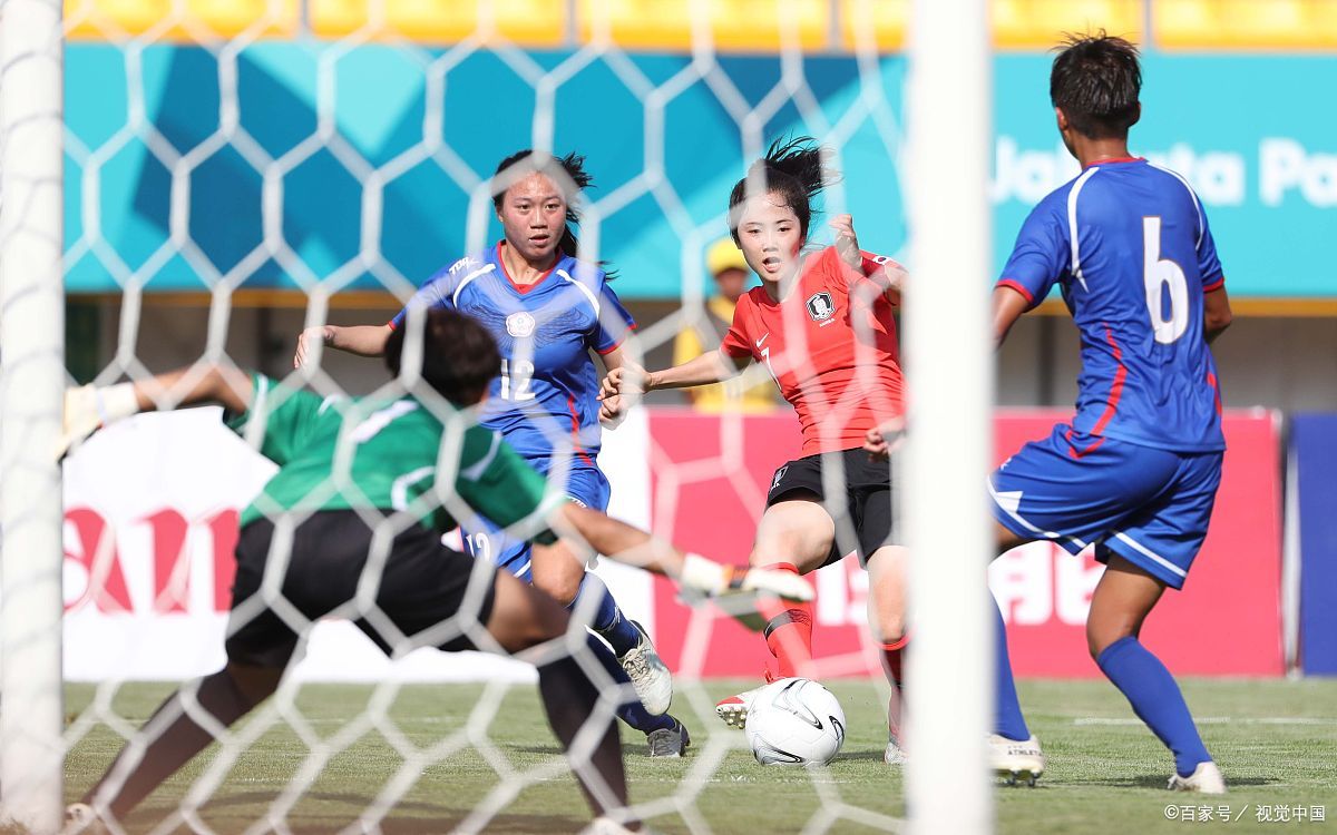 女子足球界,球队激烈争夺胜利 女子足球界,球队激烈争夺胜利