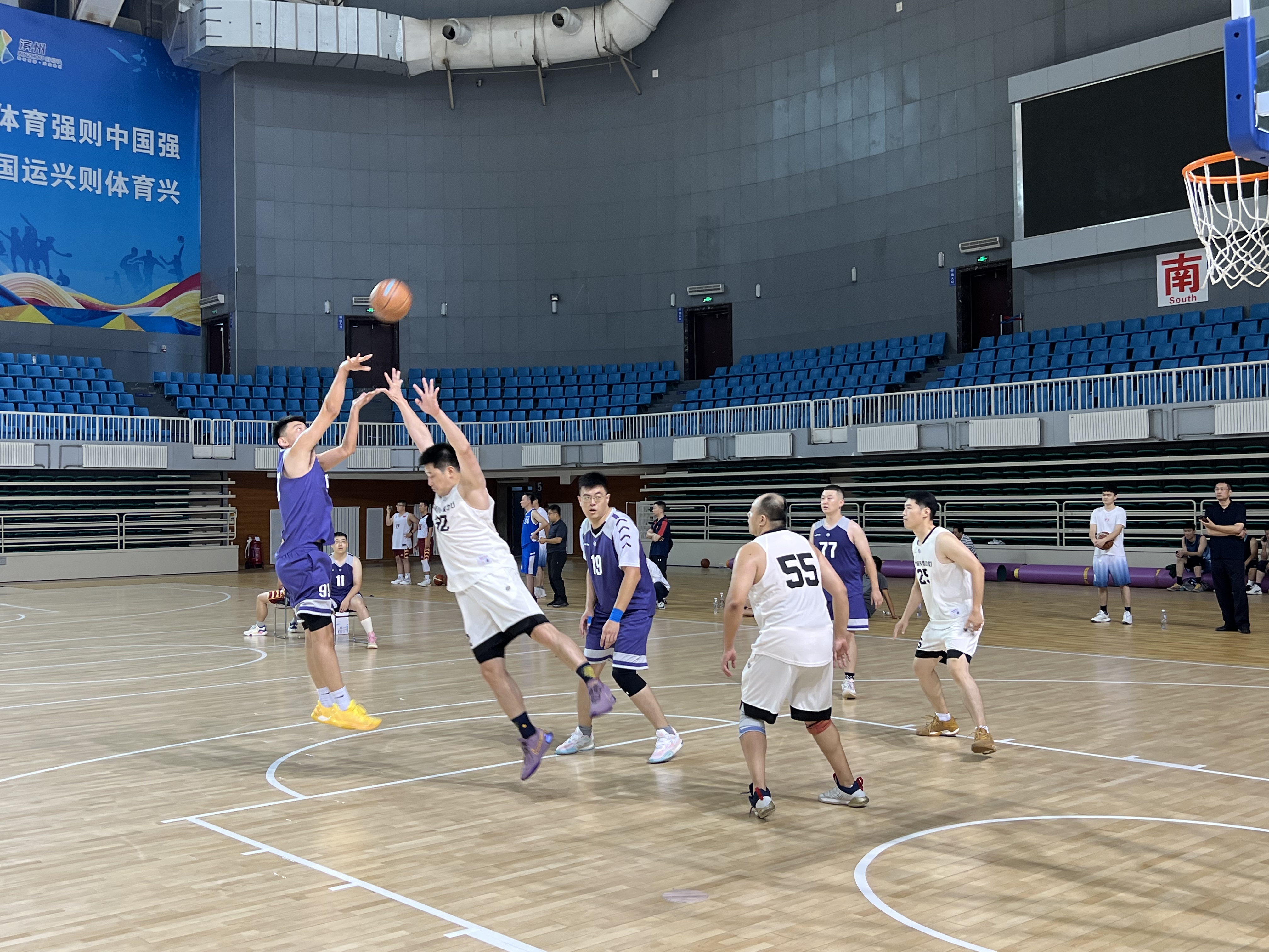 篮球比赛紧张刺激,各队实力对决的简单介绍 篮球比赛紧张刺激,各队实力对决的简单介绍