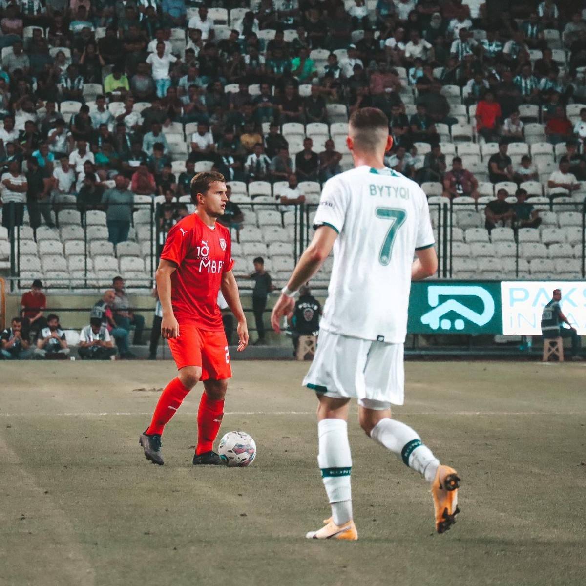 欧冠比赛中一支劲旅成功突围 欧冠比赛中一支劲旅成功突围