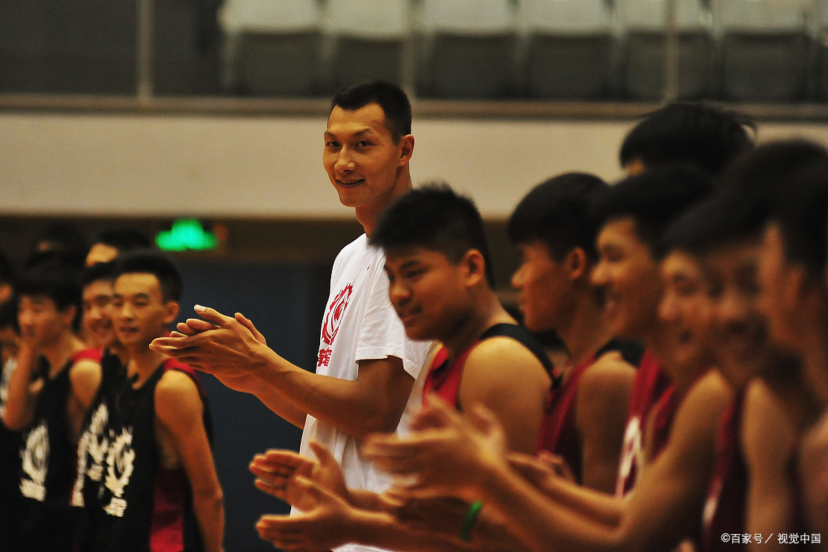 比赛拼抢激烈,球员身体素质优势显著 比赛拼抢激烈,球员身体素质优势显著