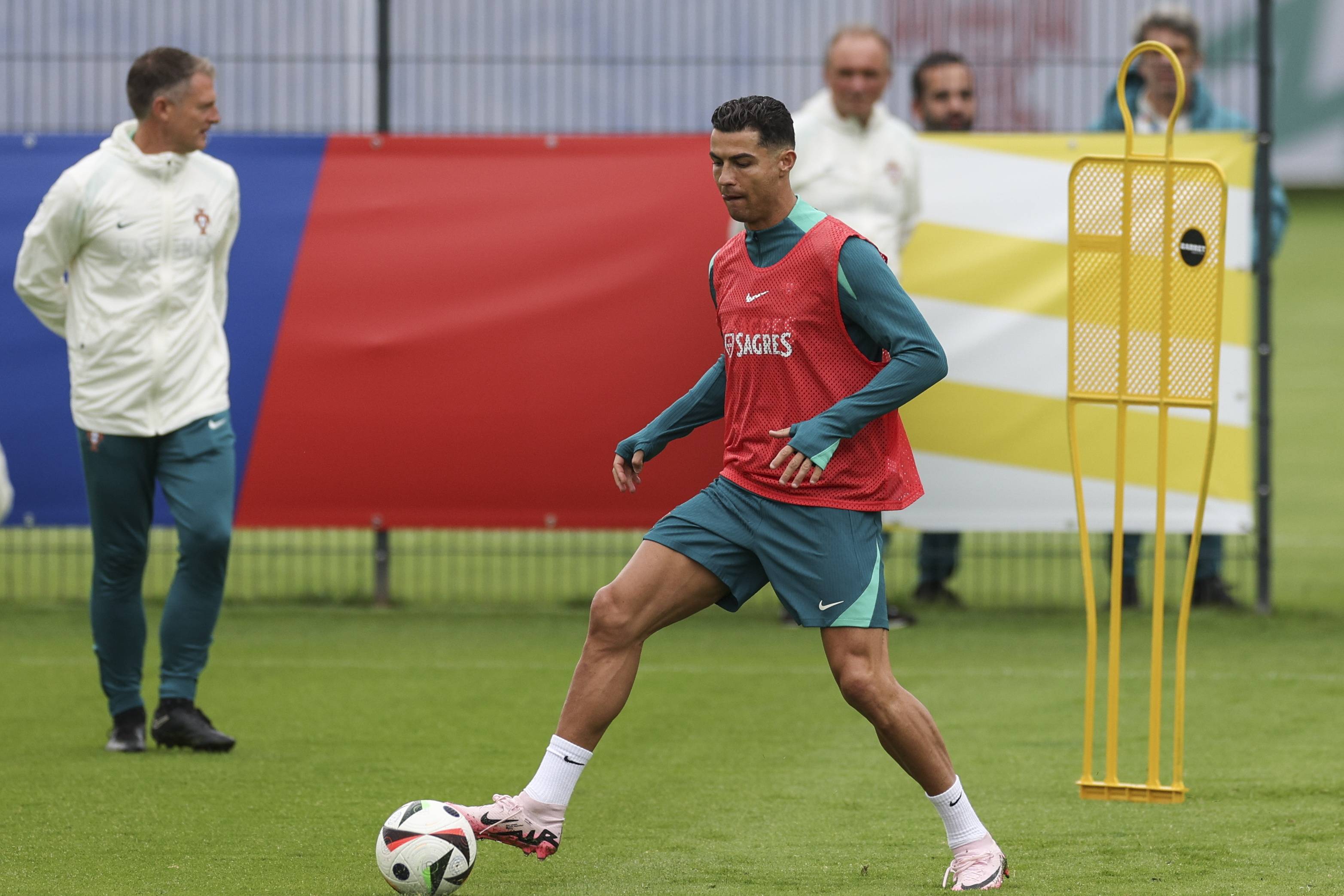 九游娱乐网页-葡萄牙队全面开花,轻松携手晋级欧锦赛半决赛