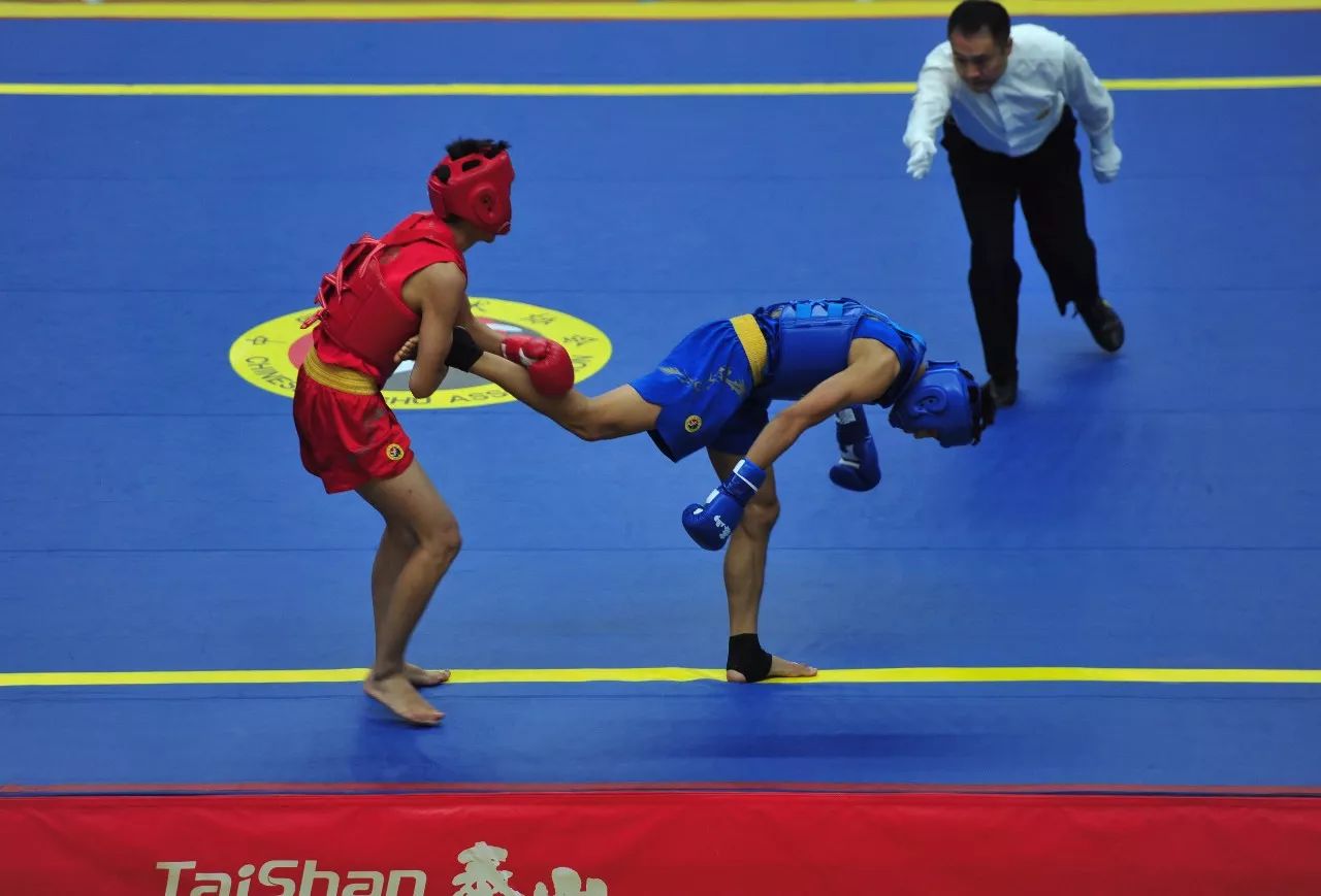 激战蓄势待发,双方尽展球技 激战蓄势待发,双方尽展球技