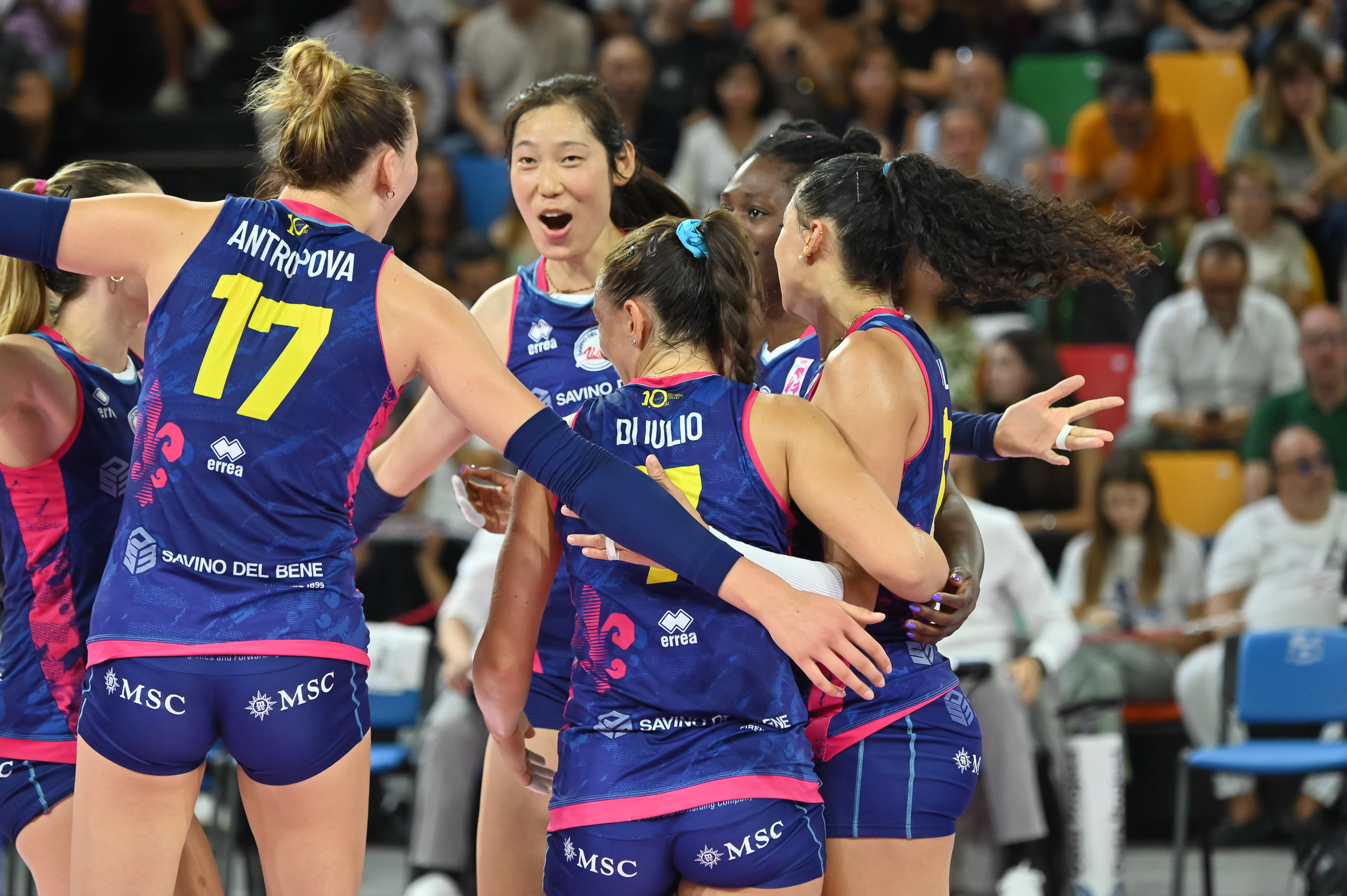 九游娱乐网站-意大利排球队合力作战，晋级四强