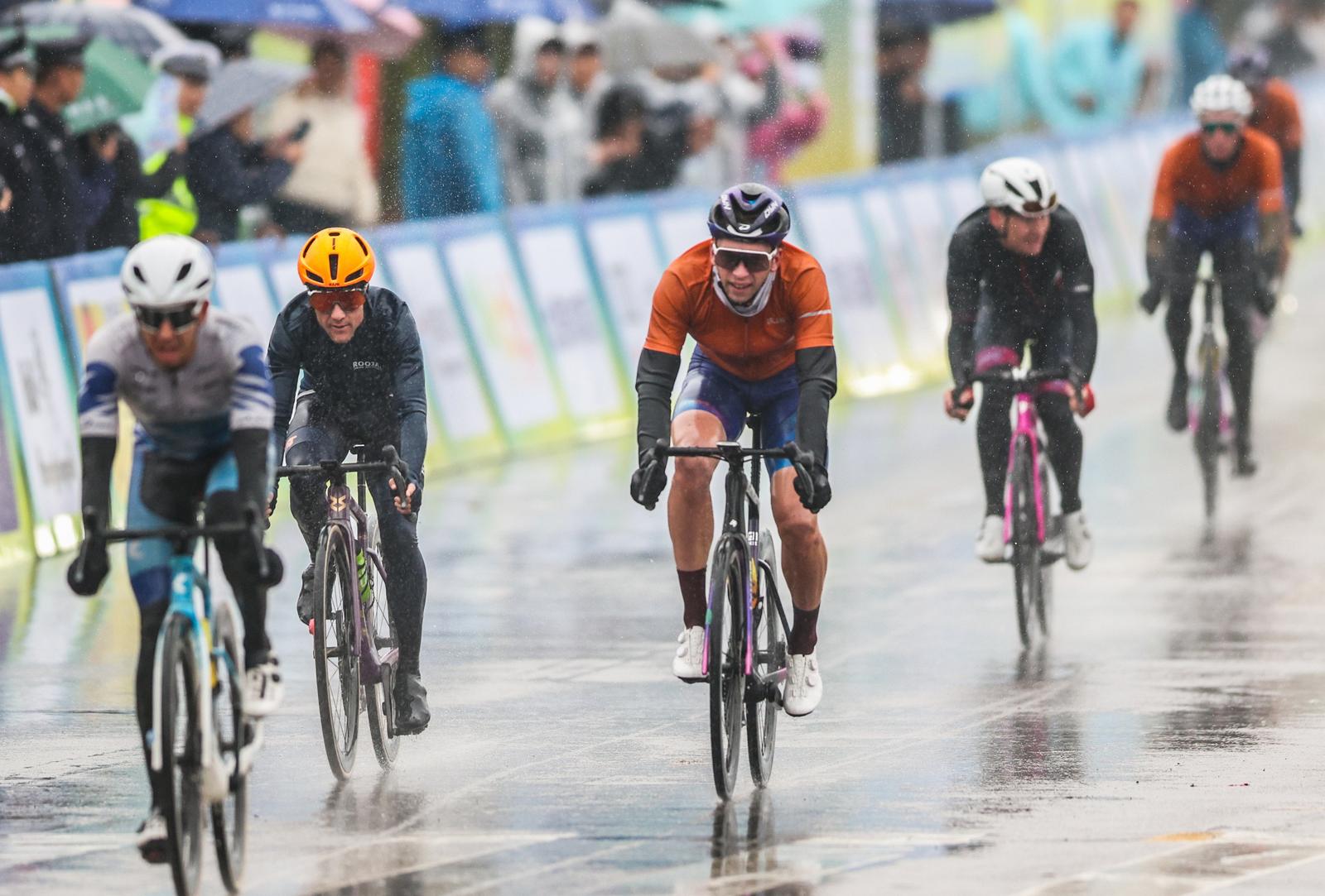 法国自行车队团体赛表现出色，夺得金牌