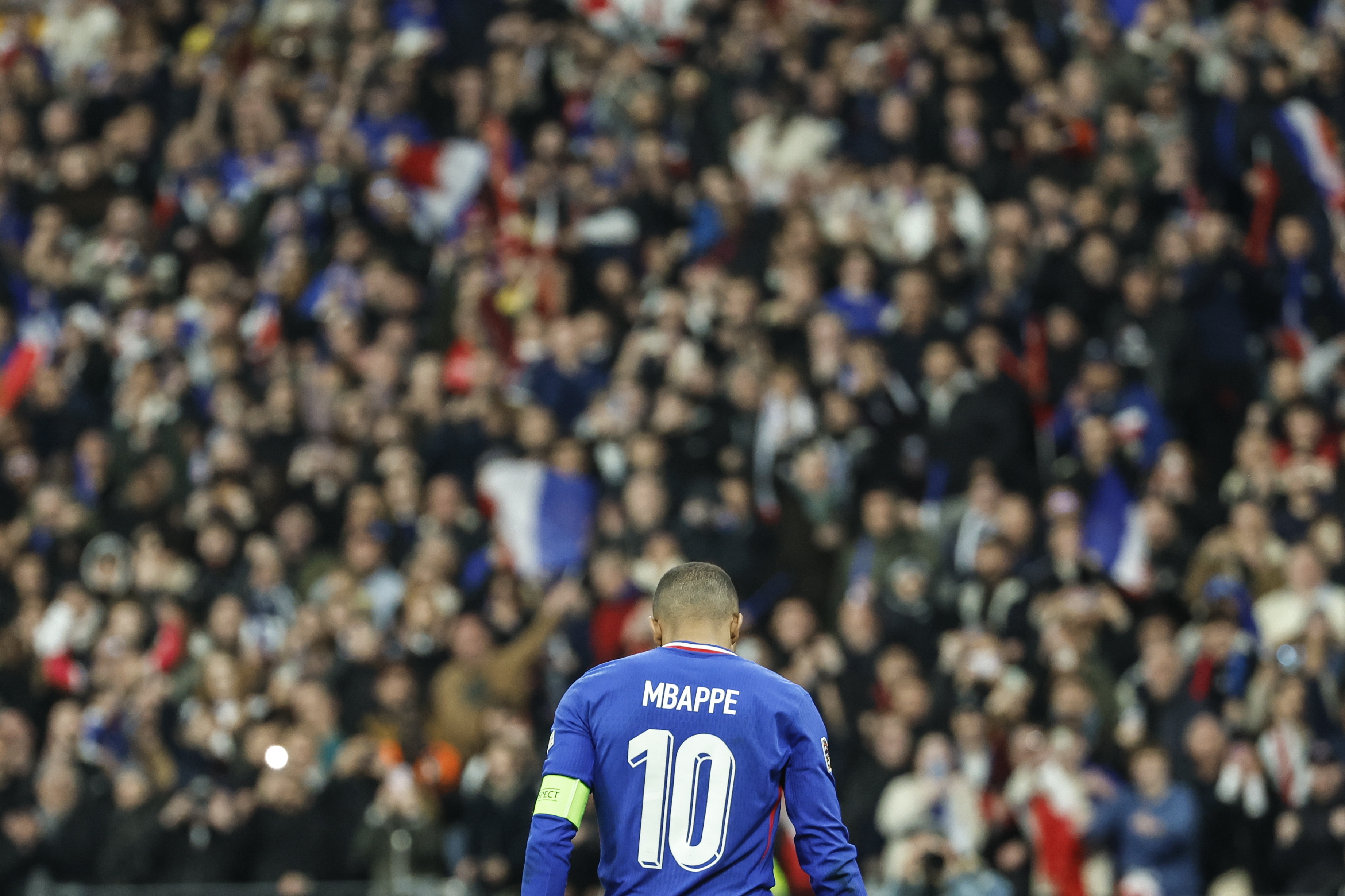 欧国联比赛中球队战术稳健，将晋级希望抓牢