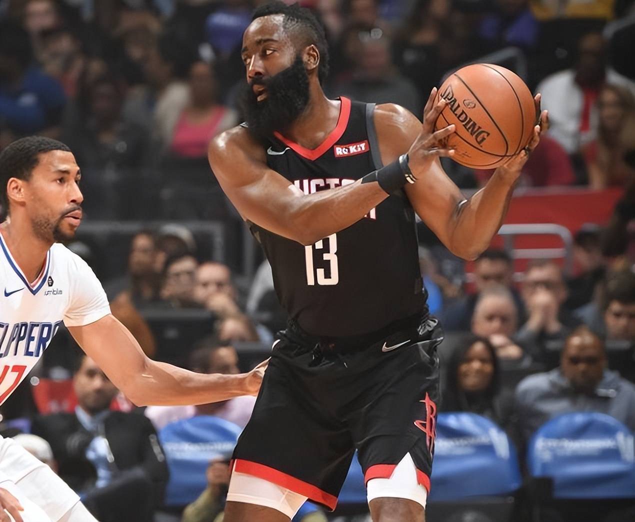 新晋球员上演惊艳表演，成为焦点人物