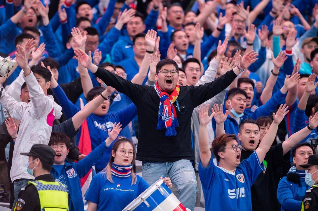 精彩比赛频频上演,球迷热情高涨 精彩比赛频频上演,球迷热情高涨