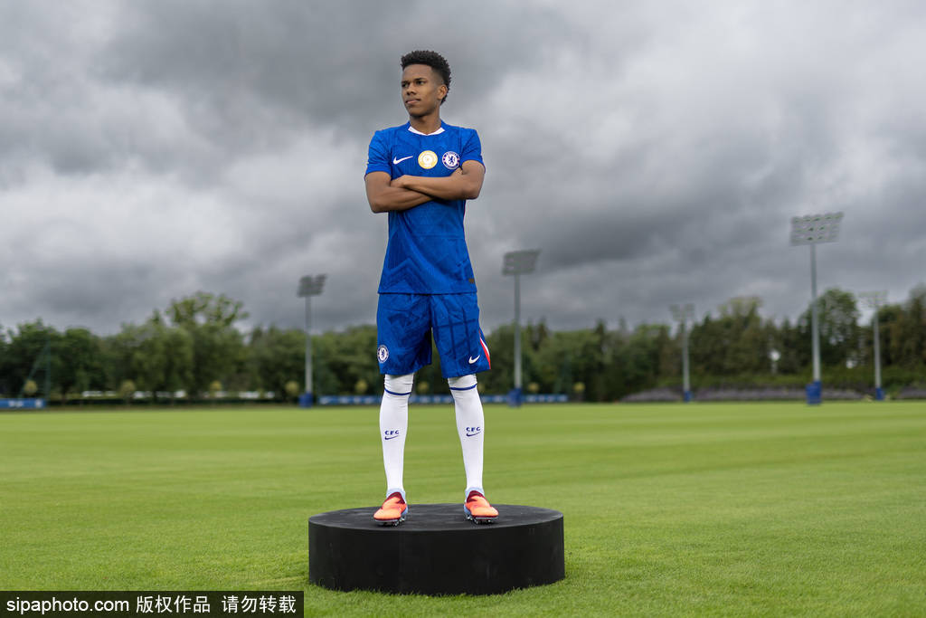 九游娱乐官方网站-切尔西队签下尼日利亚前锋,增强进攻火力