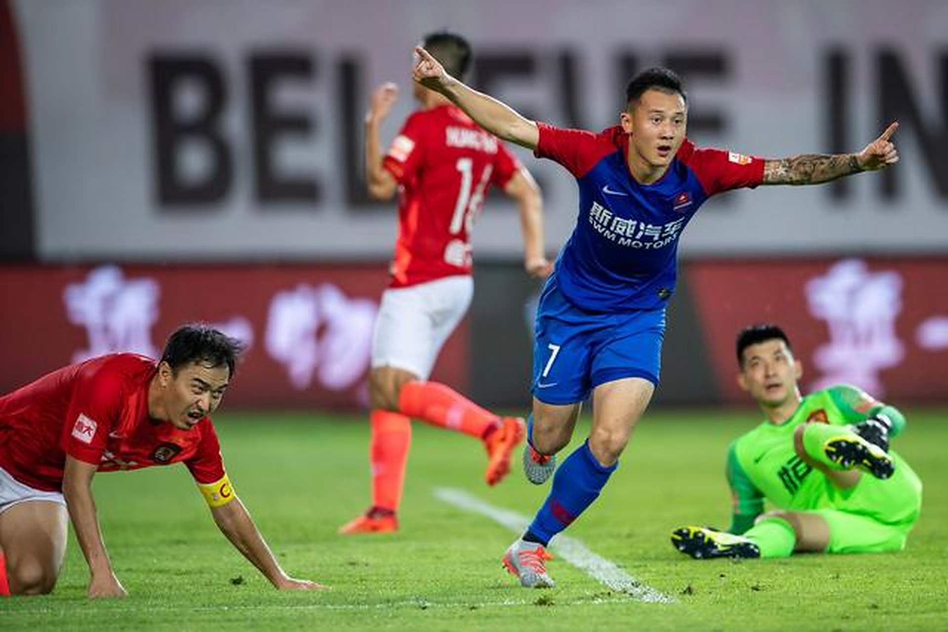 深圳佳兆业逆转重庆斯威，终结连败