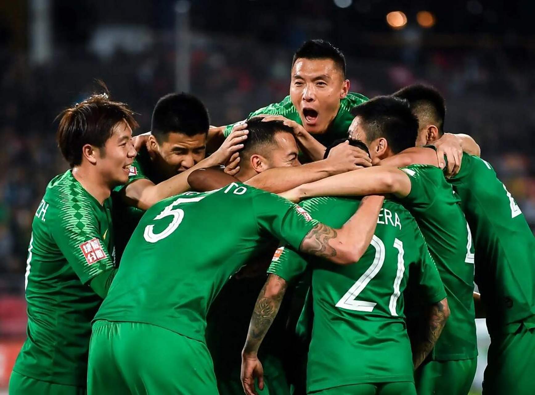 包含北京国安主场轻取广州恒大，继续稳坐榜首的词条