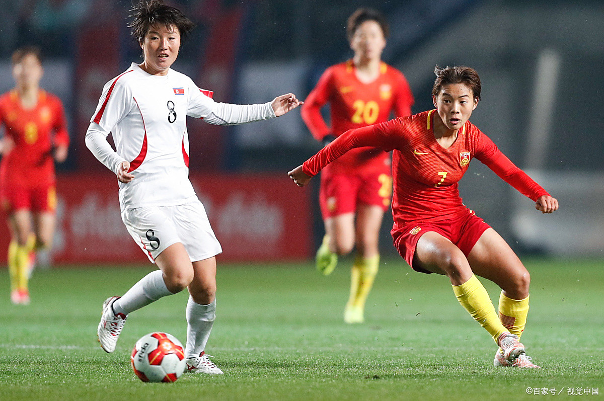世界女足赛场上，中国队奋勇拼搏晋级四强