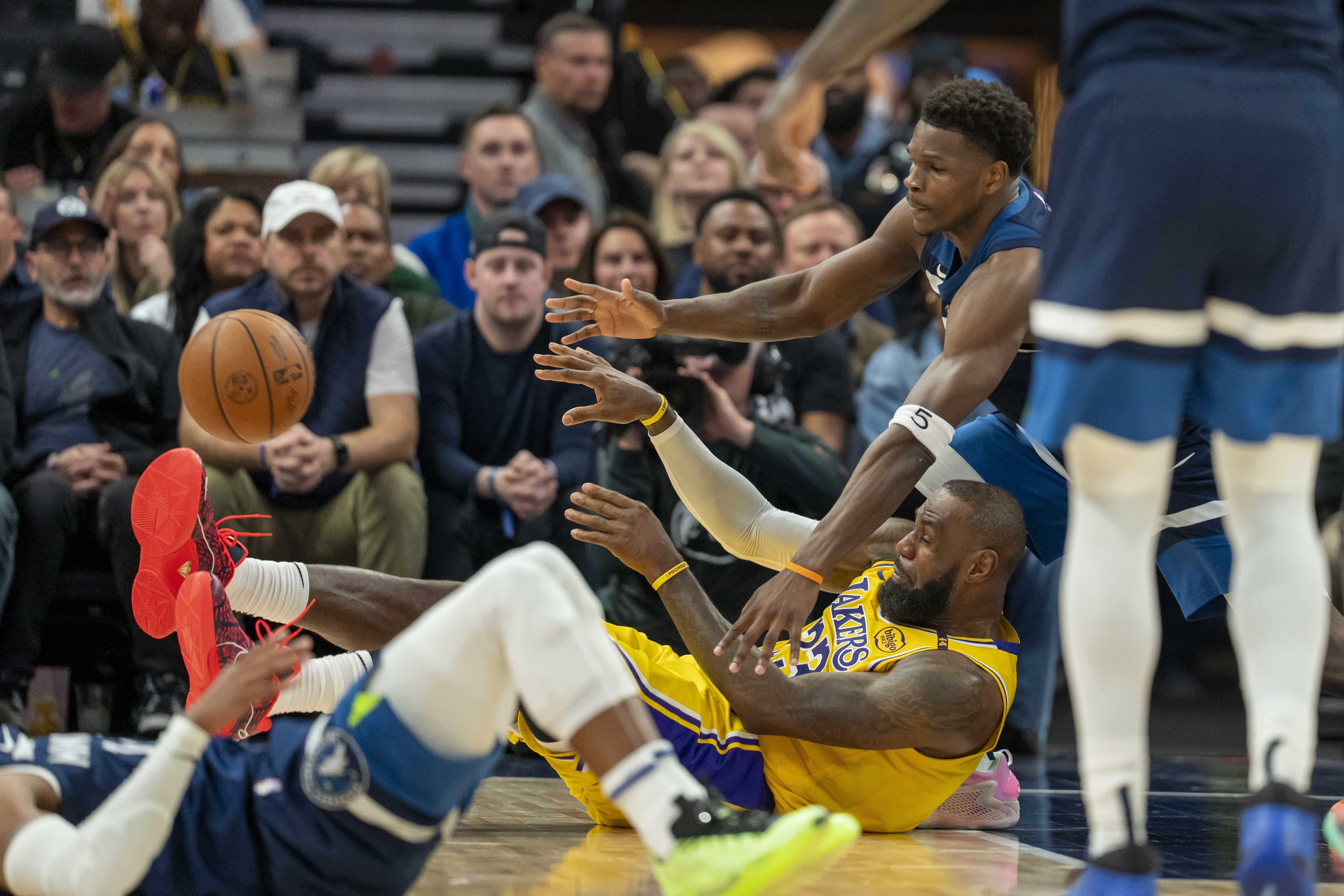 九游娱乐入口-骑士击败开拓者科沃尔末段关键绝杀，客场较量实现两连胜