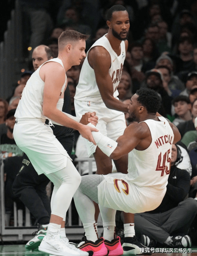 包含爵士客场负于魔术，米切尔分难救主的词条