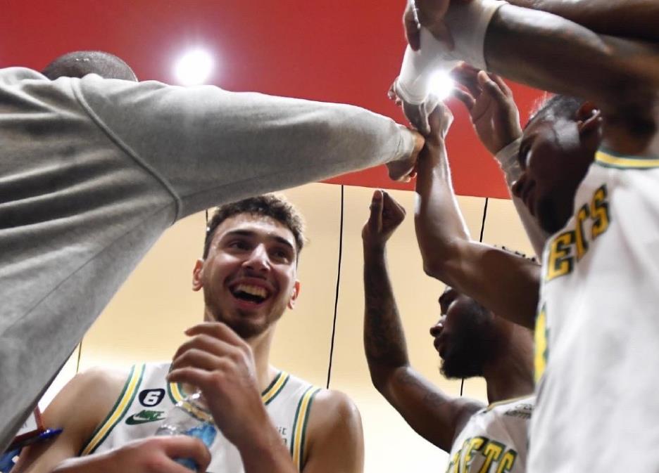 9you娱乐-火箭队主场力克尼克斯队，追赶榜首