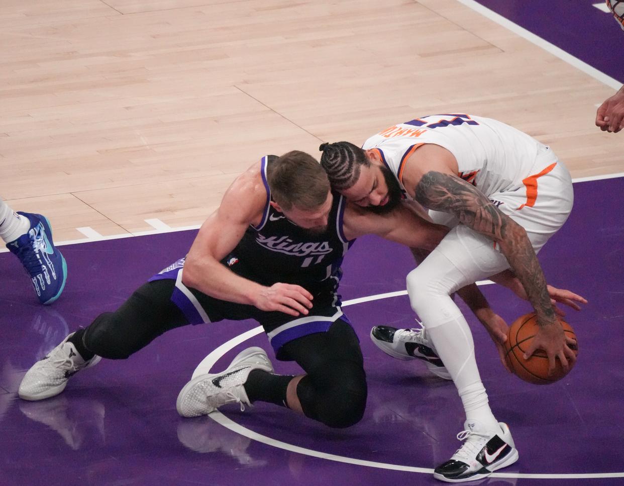 九游APP-球员在国外篮球比赛中展现统治力