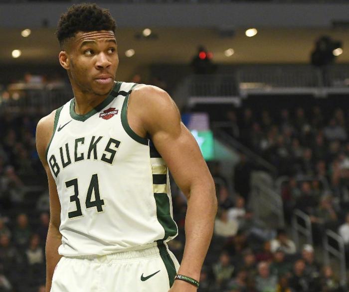 雄鹿继续不败势头，轻取开拓者