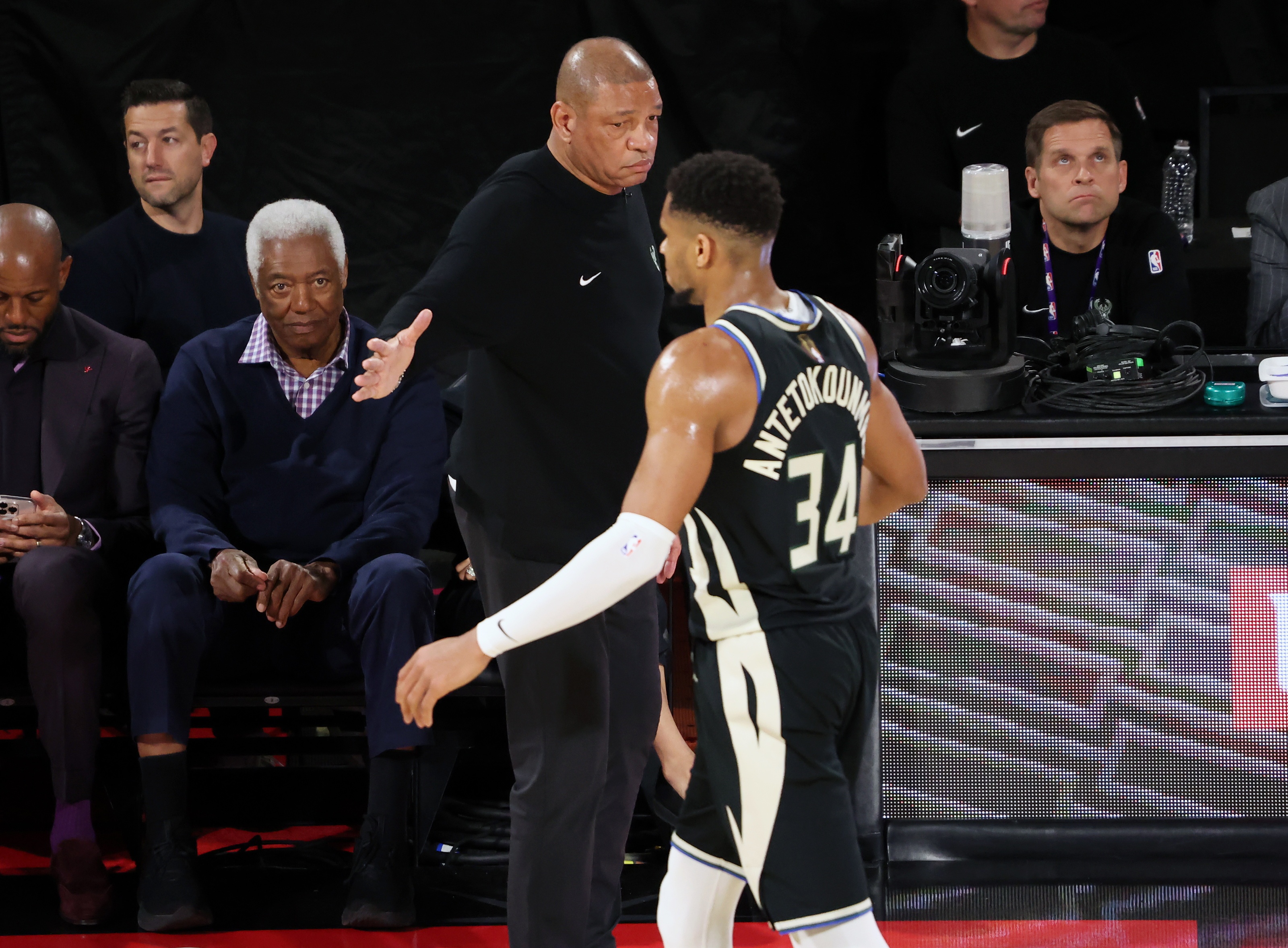 九游体育官方入口-雄鹿击败马刺，字母哥进攻端亮眼