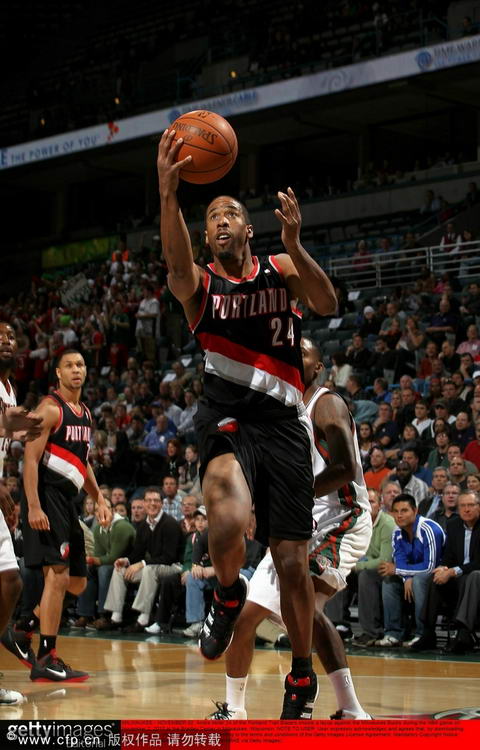 九游体育APP下载-雄鹿擒开拓者,实现突破